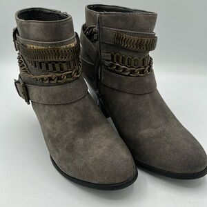 Just Fab “Braelyn” Booties with Boho chains light wear Sz 10